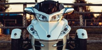 Zdjęcie białego quada na tle natury