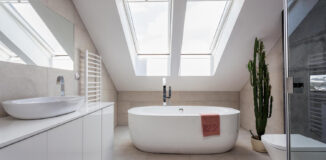 Czy w łazience można zamontować standardowe okno dachowe?