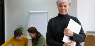 Najlepsze pomoce dla nauczyciela – materiały, które ułatwią prowadzenie lekcji