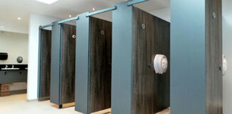 Jakie kabiny sanitarne HPL wybrać do obiektów o dużym natężeniu ruchu?