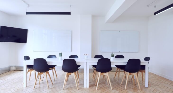 Jak stworzyć idealną salę konferencyjną? Sekrety udanej akustyki i zaawansowanej technologii!